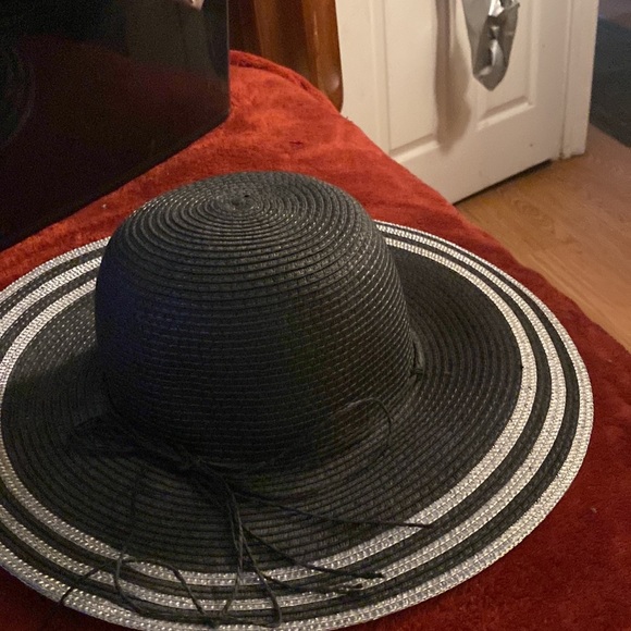 Wide brim black and gold hat  beautiful - Picture 8 of 8